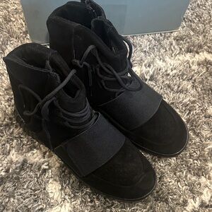 Men’s Yeezy 750 Boost Box Label in Lall Black